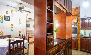 Casa 7 ambientes-5 dormitorios-Quincho-Cochera-Patio-Balcón terraza-Dependencia (Velez Sarsfield)