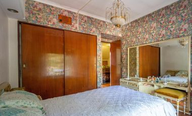 Casa 7 ambientes-5 dormitorios-Quincho-Cochera-Patio-Balcón terraza-Dependencia (Velez Sarsfield)