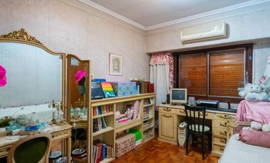 Casa 7 ambientes-5 dormitorios-Quincho-Cochera-Patio-Balcón terraza-Dependencia (Velez Sarsfield)