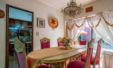 Casa 7 ambientes-5 dormitorios-Quincho-Cochera-Patio-Balcón terraza-Dependencia (Velez Sarsfield)