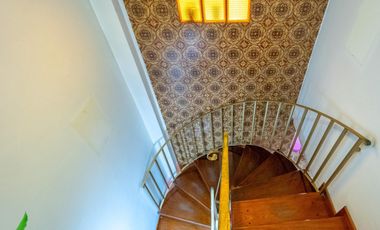 Casa 7 ambientes-5 dormitorios-Quincho-Cochera-Patio-Balcón terraza-Dependencia (Velez Sarsfield)