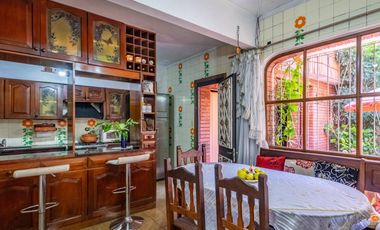 Casa 7 ambientes-5 dormitorios-Quincho-Cochera-Patio-Balcón terraza-Dependencia (Velez Sarsfield)