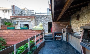 Casa 7 ambientes-5 dormitorios-Quincho-Cochera-Patio-Balcón terraza-Dependencia (Velez Sarsfield)