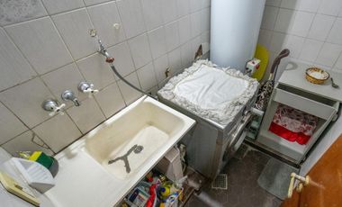 Casa 7 ambientes-5 dormitorios-Quincho-Cochera-Patio-Balcón terraza-Dependencia (Velez Sarsfield)