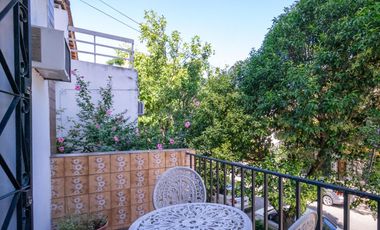 Casa 7 ambientes-5 dormitorios-Quincho-Cochera-Patio-Balcón terraza-Dependencia (Velez Sarsfield)