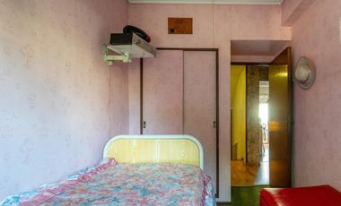 Casa 7 ambientes-5 dormitorios-Quincho-Cochera-Patio-Balcón terraza-Dependencia (Velez Sarsfield)