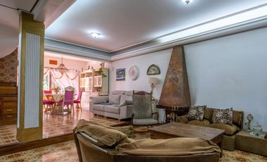 Casa 7 ambientes-5 dormitorios-Quincho-Cochera-Patio-Balcón terraza-Dependencia (Velez Sarsfield)