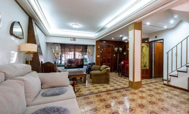 Casa 7 ambientes-5 dormitorios-Quincho-Cochera-Patio-Balcón terraza-Dependencia (Velez Sarsfield)