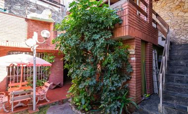 Casa 7 ambientes-5 dormitorios-Quincho-Cochera-Patio-Balcón terraza-Dependencia (Velez Sarsfield)