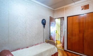 Casa 7 ambientes-5 dormitorios-Quincho-Cochera-Patio-Balcón terraza-Dependencia (Velez Sarsfield)