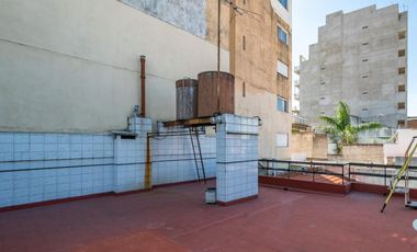 Casa 7 ambientes-5 dormitorios-Quincho-Cochera-Patio-Balcón terraza-Dependencia (Velez Sarsfield)