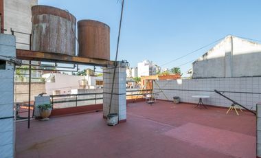 Casa 7 ambientes-5 dormitorios-Quincho-Cochera-Patio-Balcón terraza-Dependencia (Velez Sarsfield)