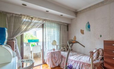 Casa 7 ambientes-5 dormitorios-Quincho-Cochera-Patio-Balcón terraza-Dependencia (Velez Sarsfield)