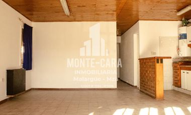 Casa más departamentos en construcción