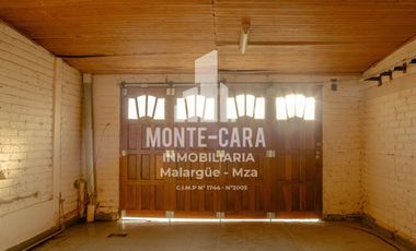 Casa más departamentos en construcción