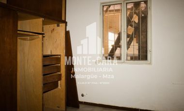 Casa más departamentos en construcción
