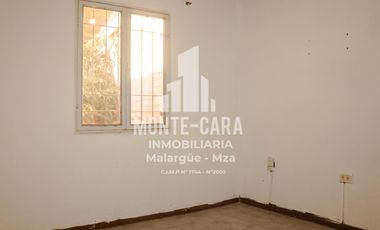 Casa más departamentos en construcción