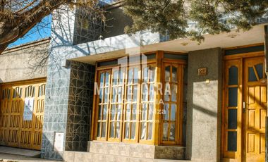 Casa más departamentos en construcción