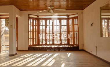 Casa más departamentos en construcción