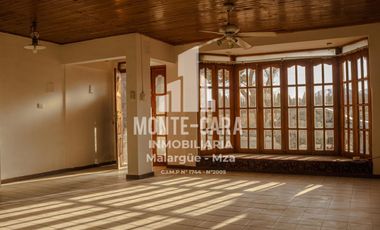 Casa más departamentos en construcción