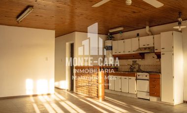 Casa más departamentos en construcción
