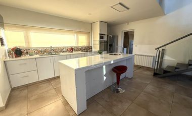 Venta - Propiedad de Nivel Gerencial en Barrio Jockey - C105