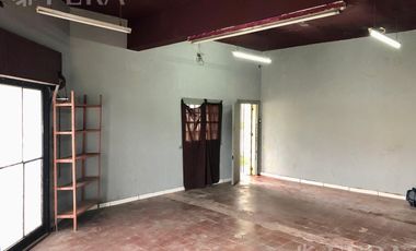 Venta de casa para dos familias con cochera en Monte Grande
