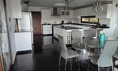 Venta Casa 7 Amb a La Laguna en Barrio Nuevo Quilmes