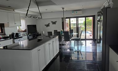 Venta Casa 7 Amb a La Laguna en Barrio Nuevo Quilmes