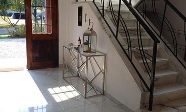 Venta Casa 7 Amb a La Laguna en Barrio Nuevo Quilmes