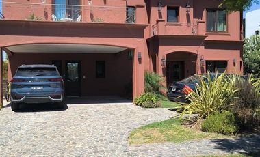 Venta Casa 7 Amb a La Laguna en Barrio Nuevo Quilmes