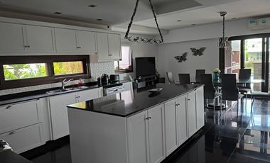 Venta Casa 7 Amb a La Laguna en Barrio Nuevo Quilmes