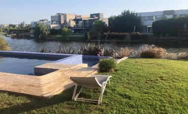 Venta Casa 7 Amb a La Laguna en Barrio Nuevo Quilmes