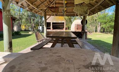 Casa Quinta / Chacra  de 2 hectáreas en venta con Pileta en  Ranchos - Alegre