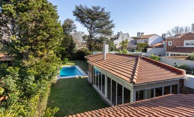 Casa EN VENTA de 7 Ambientes, con Pileta, en Olivos