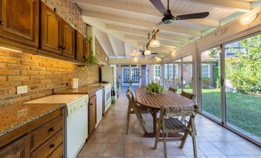 Casa EN VENTA de 7 Ambientes, con Pileta, en Olivos