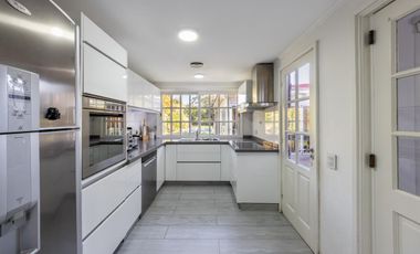 Casa EN VENTA de 7 Ambientes, con Pileta, en Olivos