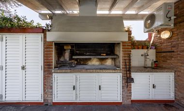 Casa EN VENTA de 7 Ambientes, con Pileta, en Olivos