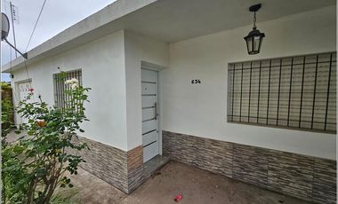 Casa en venta en Timbues de 2 dormitorios con piscina y gran terreno.