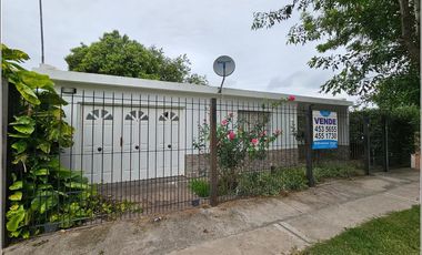 Casa en venta en Timbues de 2 dormitorios con piscina y gran terreno.