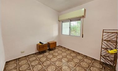Casa en venta en Timbues de 2 dormitorios con piscina y gran terreno.