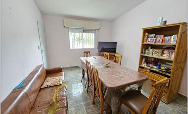 Casa en venta en Timbues de 2 dormitorios con piscina y gran terreno.