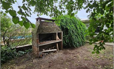 Casa en venta en Timbues de 2 dormitorios con piscina y gran terreno.