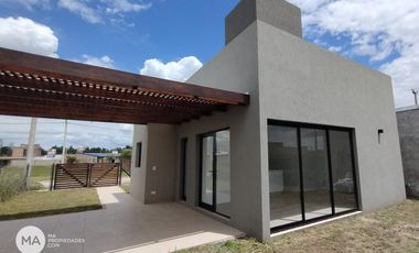 Casa 2 Dormitorios en barrio abierto - Fincas del Rosedal - Ibarlucea | Venta