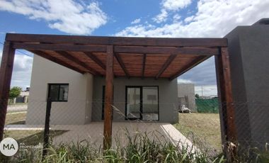 Casa 2 Dormitorios en barrio abierto - Fincas del Rosedal - Ibarlucea | Venta