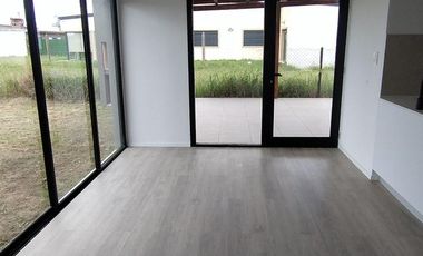 Casa 2 Dormitorios en barrio abierto - Fincas del Rosedal - Ibarlucea | Venta