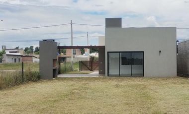 Casa 2 Dormitorios en barrio abierto - Fincas del Rosedal - Ibarlucea | Venta