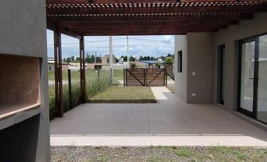 Casa 2 Dormitorios en barrio abierto - Fincas del Rosedal - Ibarlucea | Venta