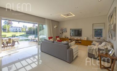 Casa en Venta de 4 dormitorios en suite en Saint Thomas Canning