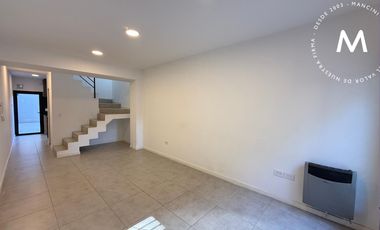 APTO CRÉDITO - Triplex en venta de 4 ambientes con cochera, patio y terraza - San Martin